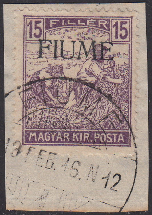 V152 - 1918 - Francobollo d'Ungheria della serie Mietitori, 15 filler violetto con soprastampa a macchina FIUME obliqua, usato su frammento (9ff)