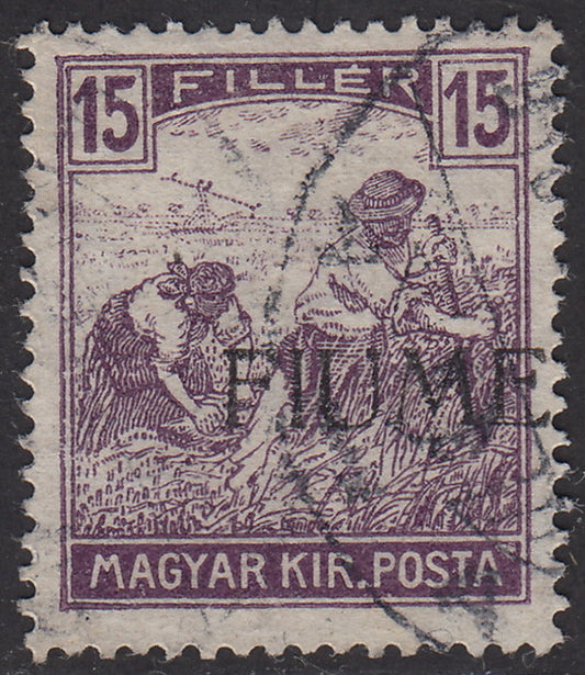 V154 - 1918 - Francobollo d'Ungheria della serie Mietitori, 15 filler violetto con soprastampa a macchina FIUME fortemente spostata a destra, usato (9feb)