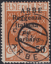 BA26_104 - 1920 - Legionari di Fiume soprastampati "Reggenza Italiana del Carnaro" e ARBE, c. 50 su c. 20 ocra con soprastampa ARBE fortemente spostata a destra usato (9id, varietà non catalogata)