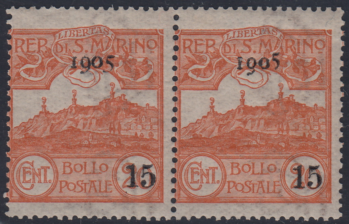 CG53 - 1905 - Stemma della Repubblica, c. 15 su c. 20 arancio, coppia orizzontale di cui uno con "cifra 5 in corsivo" pos. 4 del foglio nuova con gomma integra (46 + 46b)