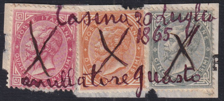 F21_30 - 1865 - Frammento affrancato con tre francobolli emissione De La Rue tiratura di Londra, annullati con tratti di penna poi ripassati con dicitura "Cesena 20 luglio 1865, annullatore guasto". (L16, L17, L20).