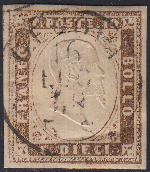 SARD897 - 1858 - Effigie di Vittorio Emanuele II, c. 10 terra d'ombra chiaro usato (14a).