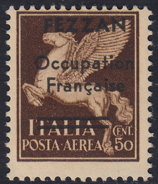 1945 - Occupazione francese del Fezzan,   Francobollo di Posta Aerea da c. 50 bruno soprastampato FEZZAN Occupation Francaise e sbarrette su Poste Italiane, nuovo integro (1).