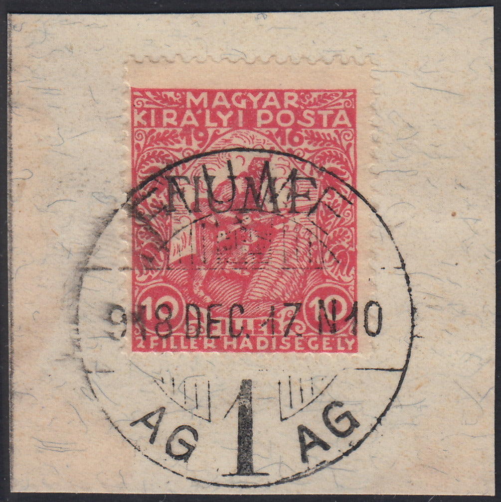 ND119 - 1918 - Francobollo d'Ungheria "Beneficenza", 10 filler (+2) carminio, soprastampa a mano FIUME del VI tipo, usato su frammento (1A/VI)