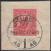 ND119 - 1918 - Francobollo d'Ungheria "Beneficenza", 10 filler (+2) carminio, soprastampa a mano FIUME del VI tipo, usato su frammento (1A/VI)