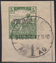 ND122 - 1918 - Francobollo d'Ungheria "Mietitori", 5 filler verde giallo, soprastampa a mano FIUME del V tipo, usato su frammento (6/V)