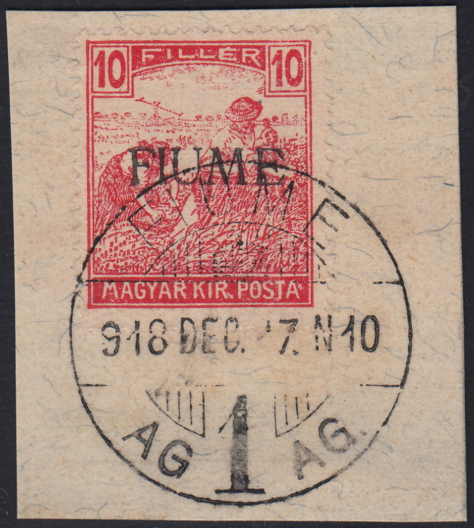 ND124 - 1918 - Francobollo d'Ungheria "Mietitori", 10 filler carminio, soprastampa a mano FIUME del VI tipo, usato su frammento (8/VIa)