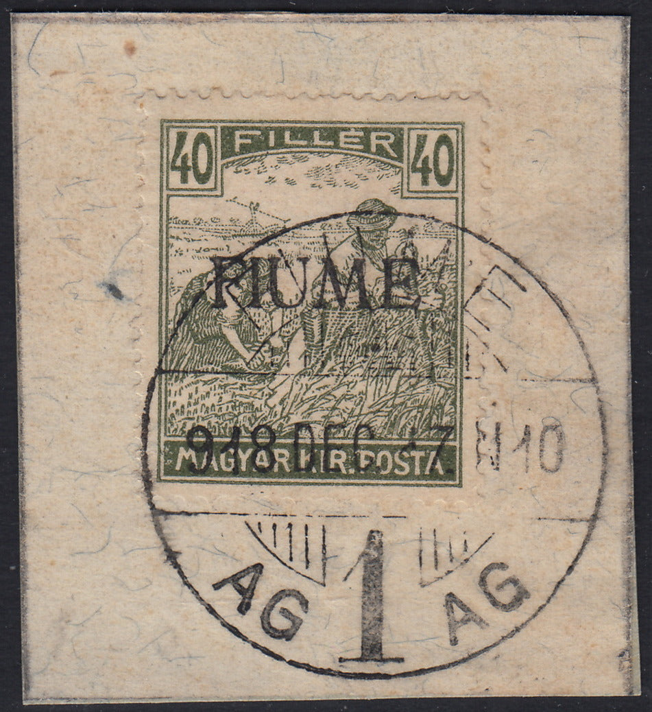 ND125 - 1918 - Francobollo d'Ungheria "Mietitori", 40 filler oliva, soprastampa a mano FIUME del VI tipo, usato su frammento (13/VI)