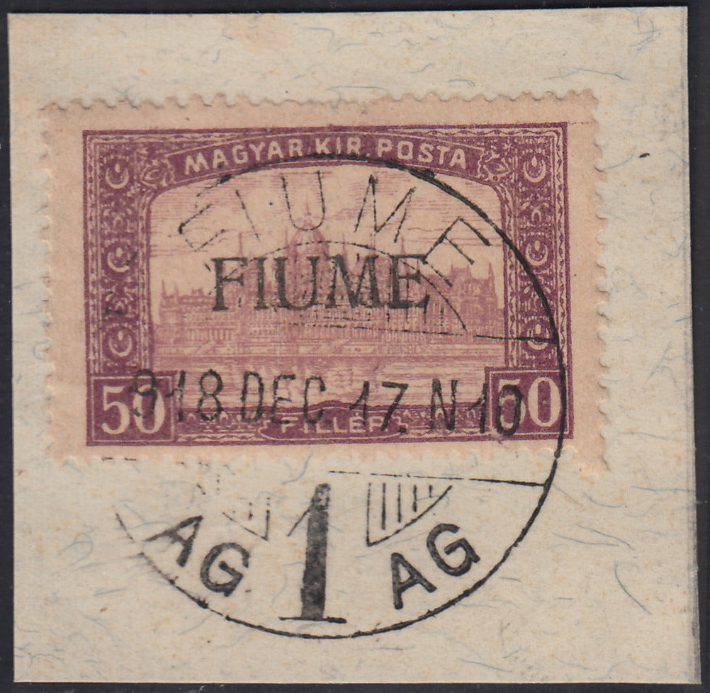 ND126 - 1918 - Francobollo d'Ungheria "Parlamento", 50 filler violetto lilla e lilla, soprastampa a mano FIUME del III tipo, usato su frammento (14/III)