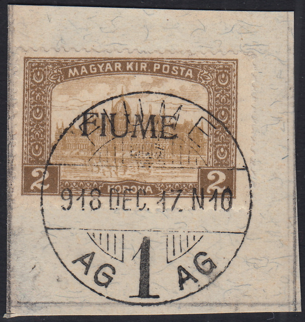 ND129 - 1918 - Francobollo d'Ungheria "Parlamento", 2 korone bruno e bistro, soprastampa a mano FIUME del III tipo, usato su frammento (18/III)