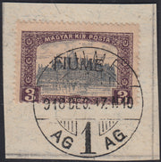 ND130 - 1918 - Francobollo d'Ungheria "Parlamento", 3 korone violetto e grigio, soprastampa a mano FIUME del III tipo, usato su frammento (19/III)