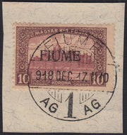 ND132 - 1918 - Francobollo d'Ungheria "Parlamento", 10 korone bruno lilla e lilla, soprastampa a mano FIUME del III tipo, usato su frammento (21/III)