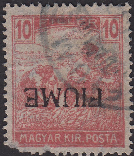 PP722 - 1918 - Francobollo d'Ungheria della serie Mietitori, 10 filler rosso con soprastampa F I U M E capovolta (8) usato