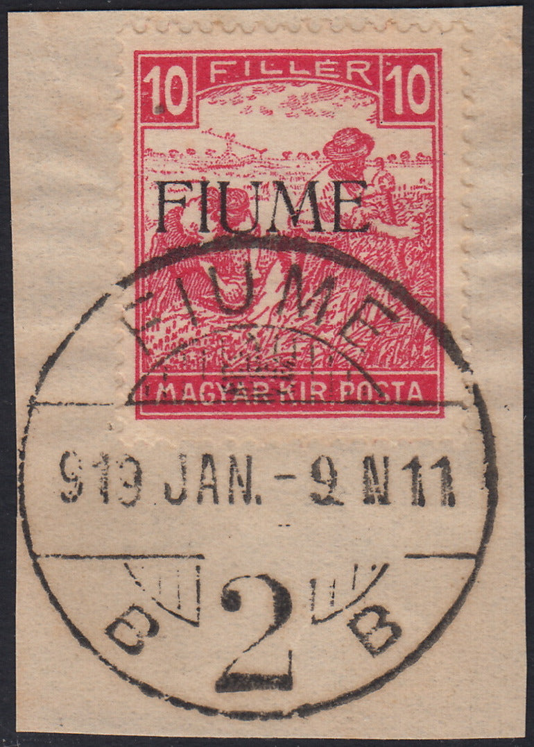 RM10_141 - 1918 - Mietitori di Ungheria, 10 filler carminio CIFRE BIANCHE soprastampa FIUME a macchina usato su frammento (22)