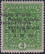 RM10_147 - 1918 - Francobollo d'Austria 4 Korone verde scuro con doppia soprastampa "Regno d'Italia / Venezia Giulia / 3.XI.18." di cui una fortemente spostata a sinistra nuovo con gomma originale (17ba)