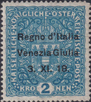 RM10_148 - 1918 - Francobollo d'Austria 2 Korone azzurro con soprastampa "Regno d'Italia / Venezia Giulia / 3.XI.18." e stampato su carta con fili di seta nuovo con gomma originale (15/I)