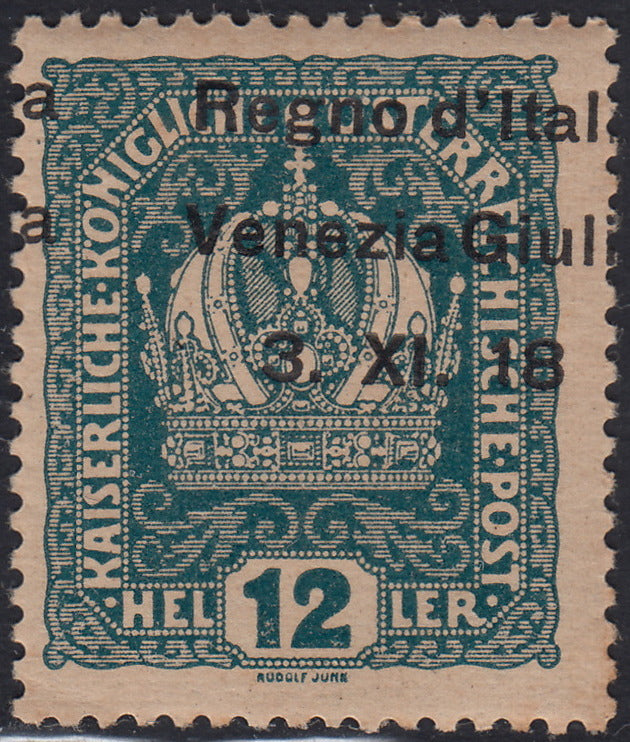 RM10_167 - 1918 - Francobollo d'Austria 12 heller verde azzurro con soprastampa fortemente spostata a destra "Venezia Giulia" e senza punto dopo 18 nuovo con gomma originale (5lgcc+5k)