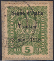 RM10_218 - 1918 - Francobolli d'Austria soprastampati "Regno d'Italia / Trentino / 8 nov. 1918", 5 heller verde giallo usato su frammento (2)