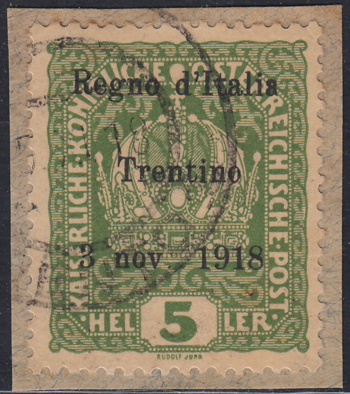 RM10_218 - 1918 - Francobolli d'Austria soprastampati "Regno d'Italia / Trentino / 8 nov. 1918", 5 heller verde giallo usato su frammento (2)
