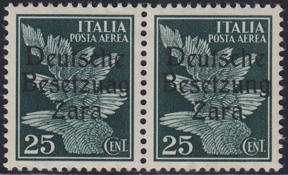 RM10_25 - 1943 - Occupazione tedesca di Zara, Posta Aerea c. 25 verde scuro soprastampato "Deutsche BesetzuAg Zara" in coppia con esemplare normale nuovo con gomma integra (1a + 1)
