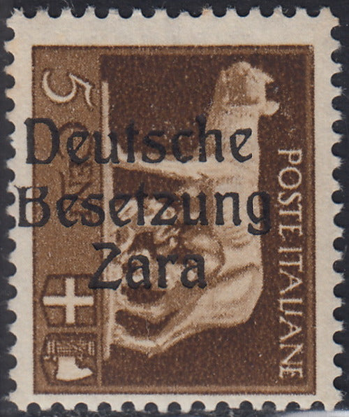 RM10_59 - 1943 - Occupazione tedesca di Zara, c. 5 bruno soprastampato "Deutsche Besetzung Zara" e varietà tipografica "B" tagliata in alto nuovo con gomma integra (1h)