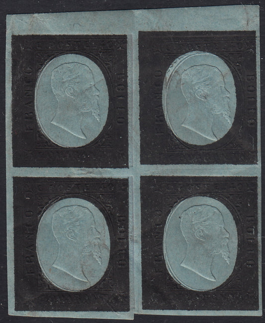 Sard1096 - 1854 - III emissione II composizione, prova del c. 40 in nero su sfondo azzurro su carta spessa proveniente dalle prove della II emissione di Sardegna, blocco di quattro esemplari nuovo con gomma originale (P35)