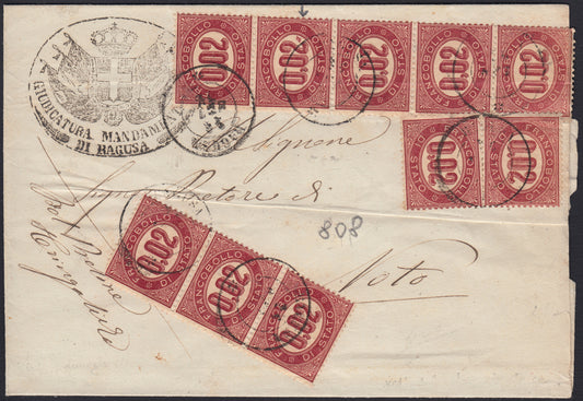 UT497 - 1875 - PIego spedito da Ragusa per Noto affrancato con servizio 2c. lacca striscia di 5 + striscia di 3 + 2 singoli, il piego venne poi rispedito nel percorso inverso rivoltato con un esemplare da c. 2 (1).