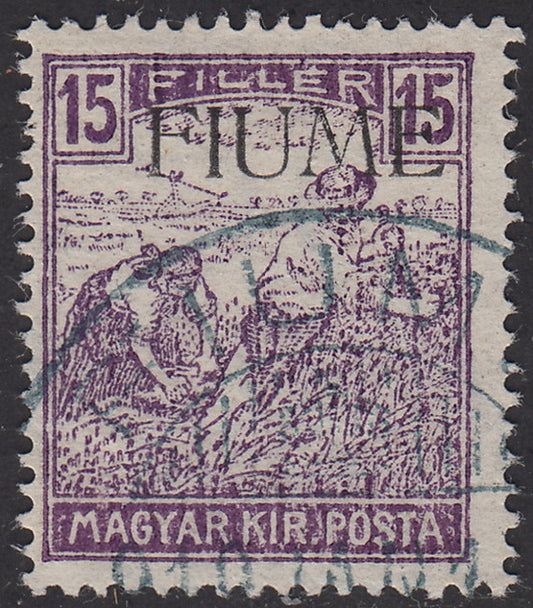 V153 - 1918 - Sello postal de Hungría de la serie Reapers, 15 relleno violeta con sobreimpresión a máquina FIUME muy desplazada en la parte superior, usado (9f)