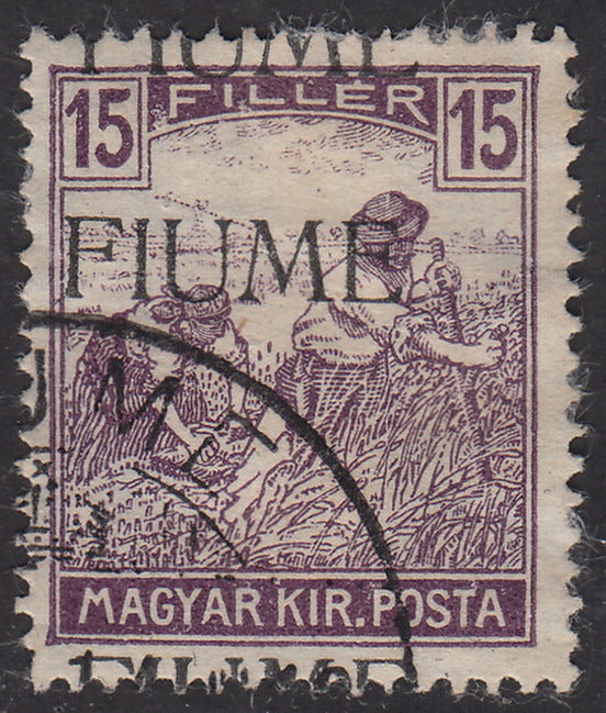 V155 - 1918 - Sello húngaro de la serie Reapers, 15 masillas violetas con doble sobreimpresión a máquina FIUME de las cuales una en la parte superior "A caballo", usada (9bc)