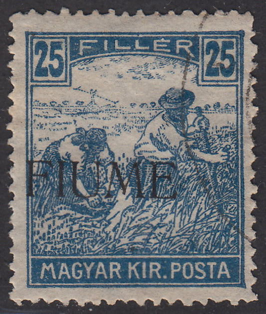 V159 - 1918 - Sello de Hungría de la serie Reapers, 25 relleno azul claro con sobreimpresión a máquina FIUME fuertemente desplazada hacia la izquierda, usado (11fd)