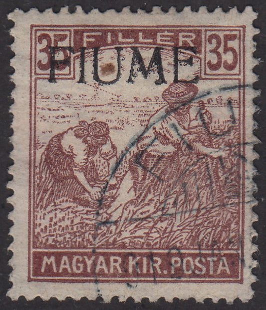 V161 - 1918 - Sello de Hungría de la serie Reapers, 35 relleno marrón rojizo con sobreimpresión a máquina FIUME fuertemente desplazada en la parte superior, usado (12f)