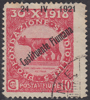 V529 - 1921 - Pro Fondazione Studio soprastampati COSTITUENTE FIUMANA c. 10 carminio con dentellatura destra fortemente spostata a destra (165nt)