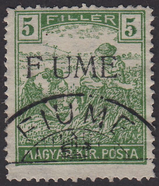 V68 - 1918 - Francobollo d'Ungheria della serie Mietitori, 5 filler verde giallo con soprastampa a macchina F UME usato (6d)