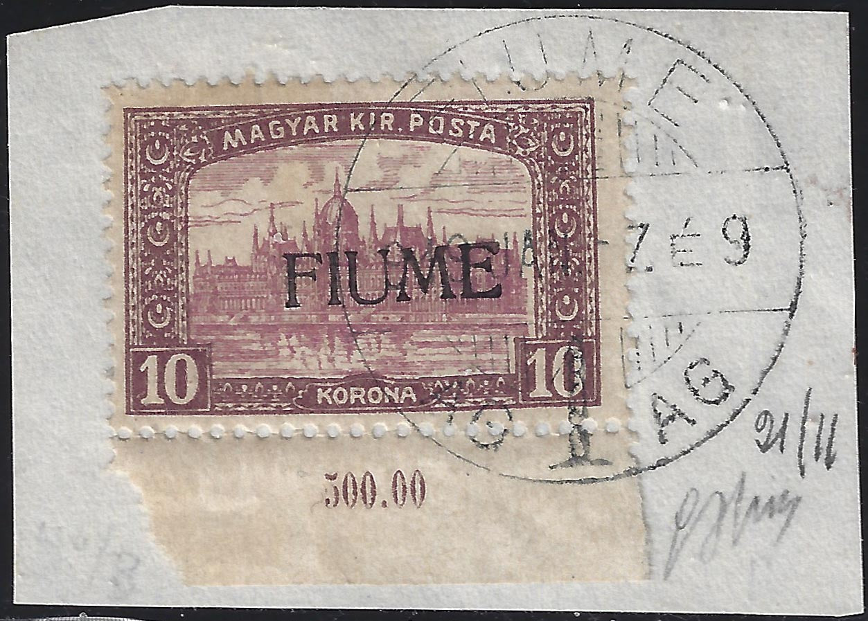 Francobollo d'Ungheria della serie Parlamento, 10 korone bruno lilla e lilla con soprastampa F I U M E a mano del II tipo (21/II) usato su frammento